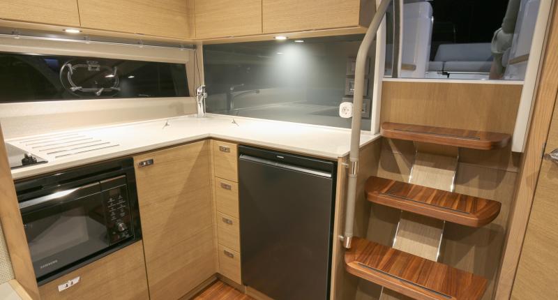 V40 Main Deck w. Sunbed